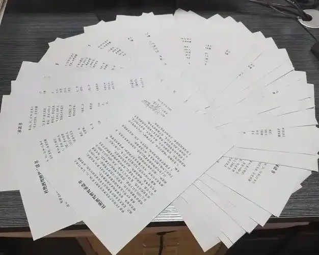 拒绝酒驾承诺书与醒酒器静物图，象征公职人员的责任与清醒自律_1