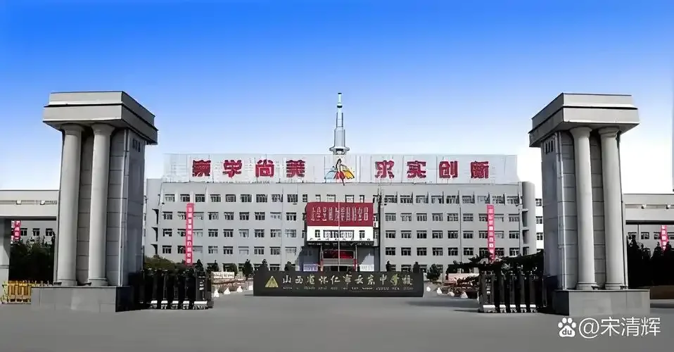 酿酒工程专业学生在实验室进行微生物观察实验_1