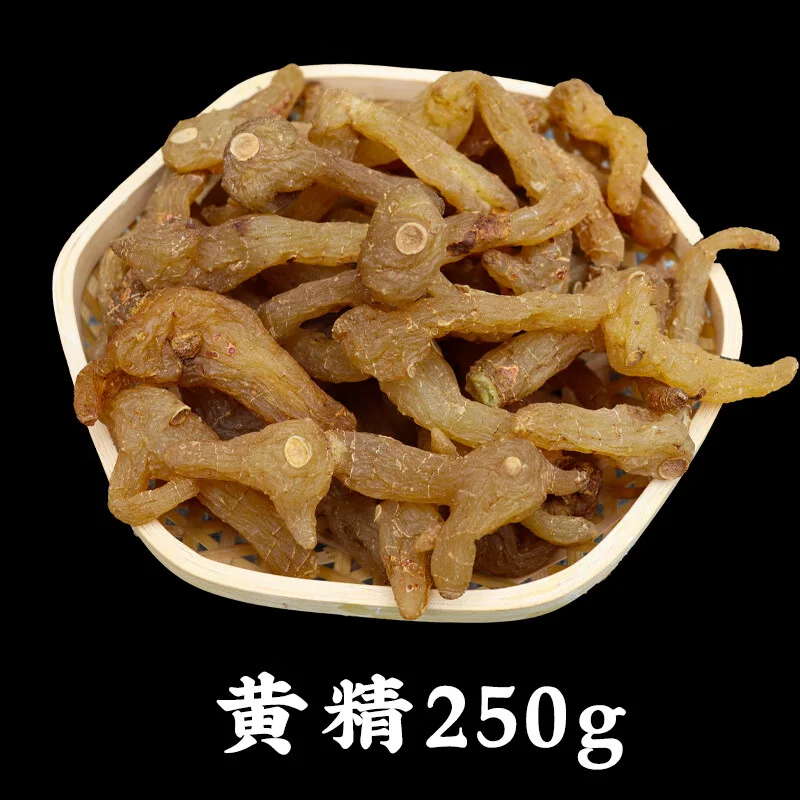 透明玻璃瓶中的黄精枸杞红枣泡酒特写，酒液澄澈，配料清晰可见_1