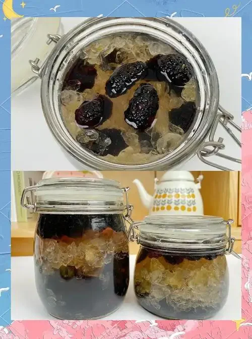 展示桑葚酒泡制过程的静物图：玻璃罐中浸泡着桑葚、枸杞、红枣，旁边辅以冰糖和甘草，以及一杯成品桑葚酒。_1