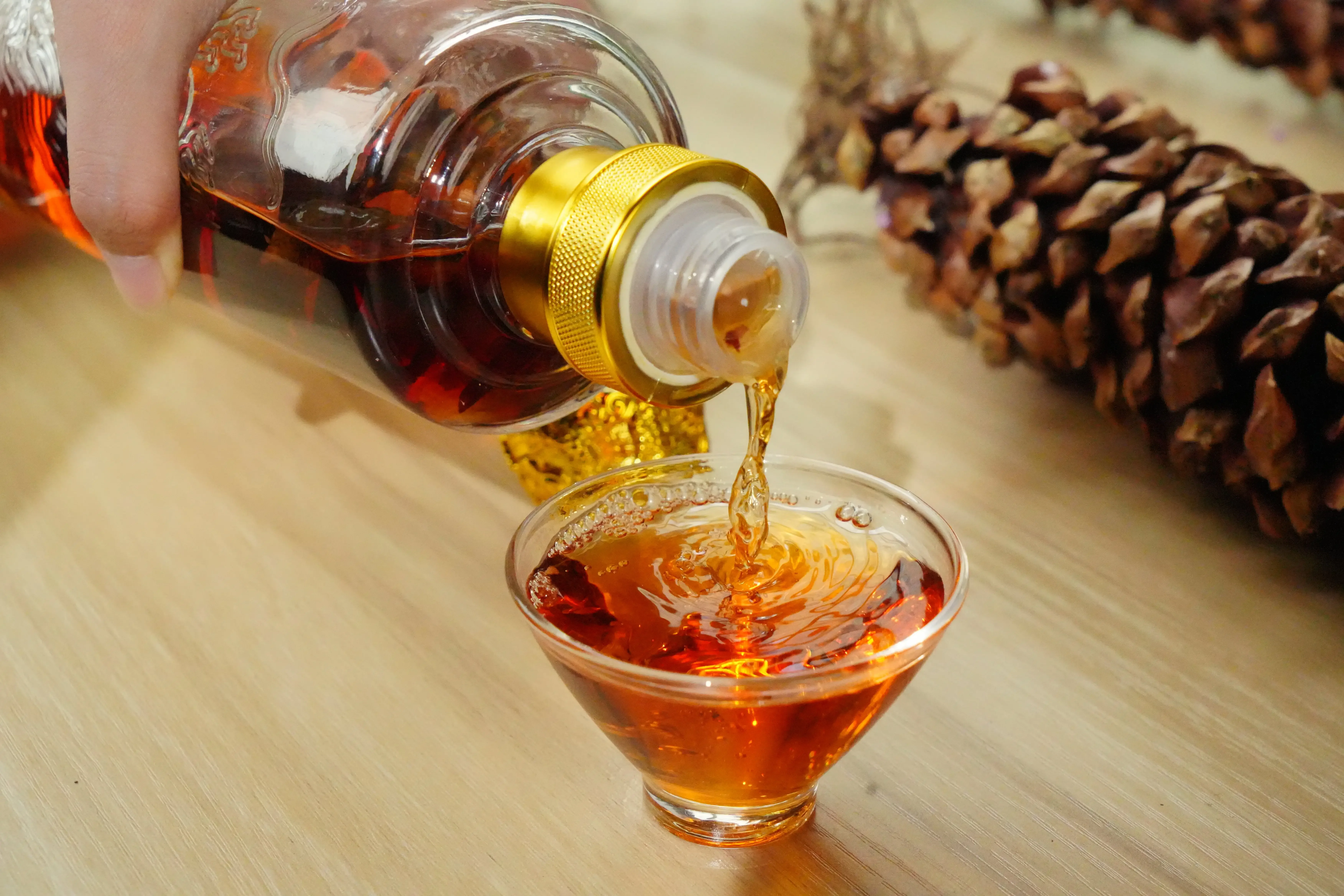 人参枸杞灵芝泡酒配方实物展示，包含透明酒坛、人参、枸杞、灵芝等中药材_1