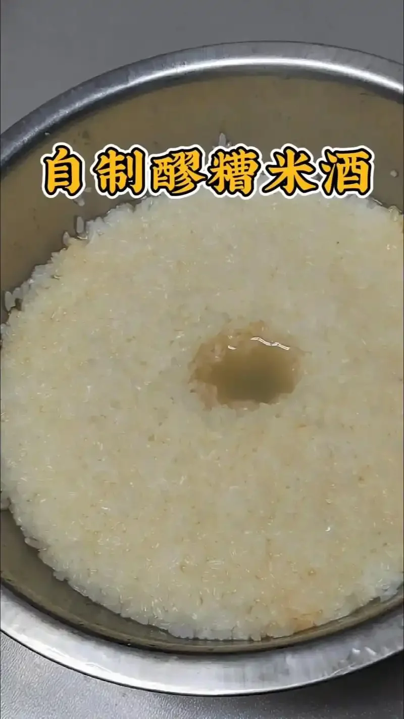 酿酒师展示刚刚蒸煮好并摊凉的优质酒米，米粒晶莹剔透，是制作酒曲的关键原料。_1