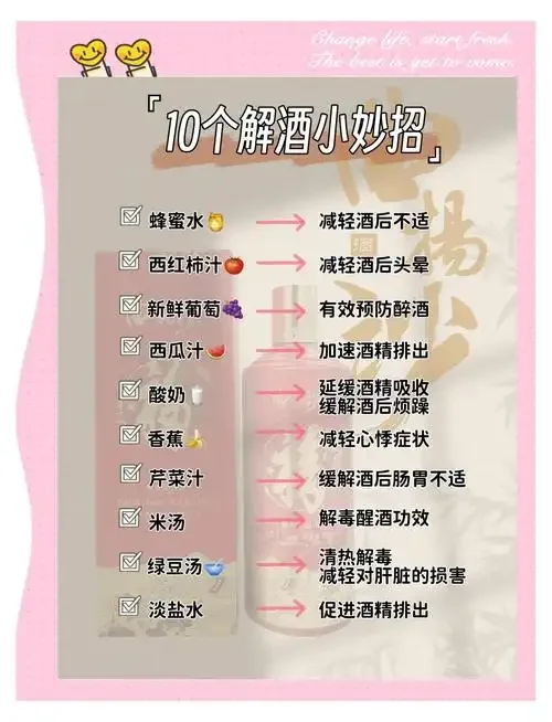 农家厨房中，酿酒师正在操作小型蒸馏器和检查发酵桶，展现家庭快速酿酒的实操场景_1