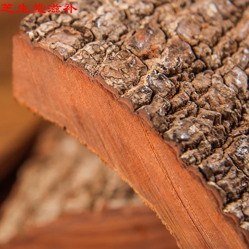 卡宾达树皮泡酒比例演示图：透明泡酒罐、电子秤与树皮细节_1