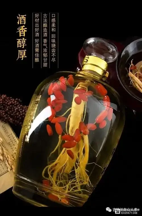 专业马钱子泡酒示范：透明玻璃罐中的琥珀色酒液与沉底马钱子，旁边配有电子秤和手套，强调安全精准的操作。_1
