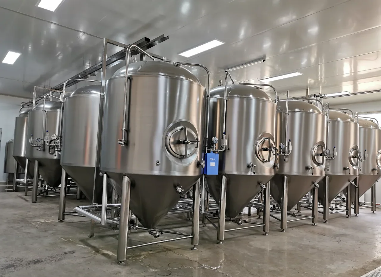 小型家庭酿酒作坊内部工作场景：酿酒师正在检查蒸馏出的清澈酒液，不锈钢发酵罐和酒坛摆放整齐，环境干净明亮。_1