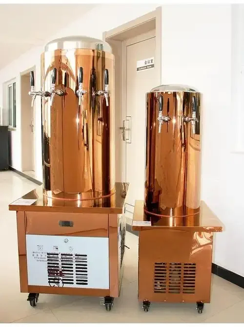 饭店后厨自酿啤酒设备工作场景，设备紧凑专业，厨师正在检查设备，旁边是新鲜打出的自酿啤酒。_1