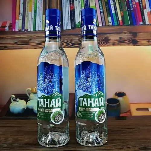 资深酿酒师分享的伏特加多种喝法展示：冰镇纯饮、经典莫斯科骡子及创意调酒_1