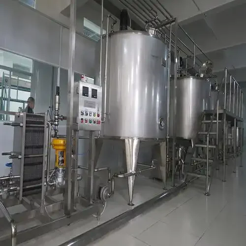 资深酿酒师在山东大型酿酒设备生产车间讲解不锈钢蒸馏设备_1