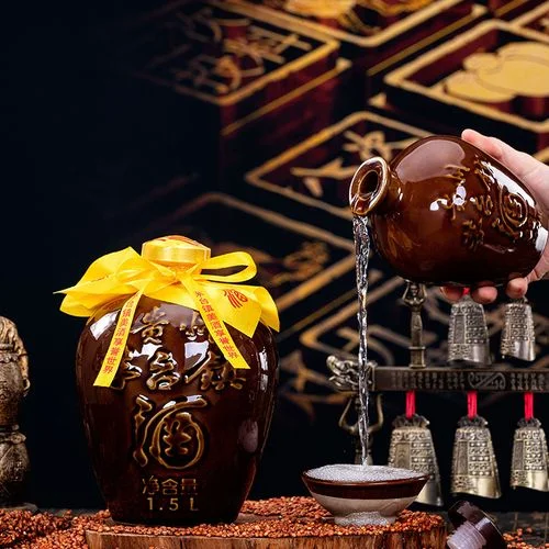 传统陶坛内正在发酵的酱香型酒醅特写，展现酱酒酿造的核心工艺环节_1