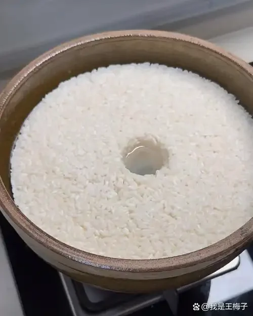 揭开传统木蒸笼，蒸好的糯米晶莹剔透，热气腾腾_1