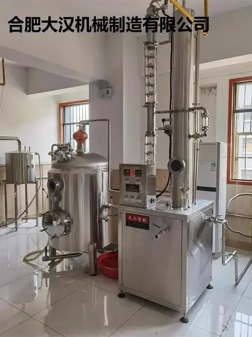 家庭酿酒设备工作台展示，包含不锈钢蒸馏组件和刚蒸馏出的酒液_1