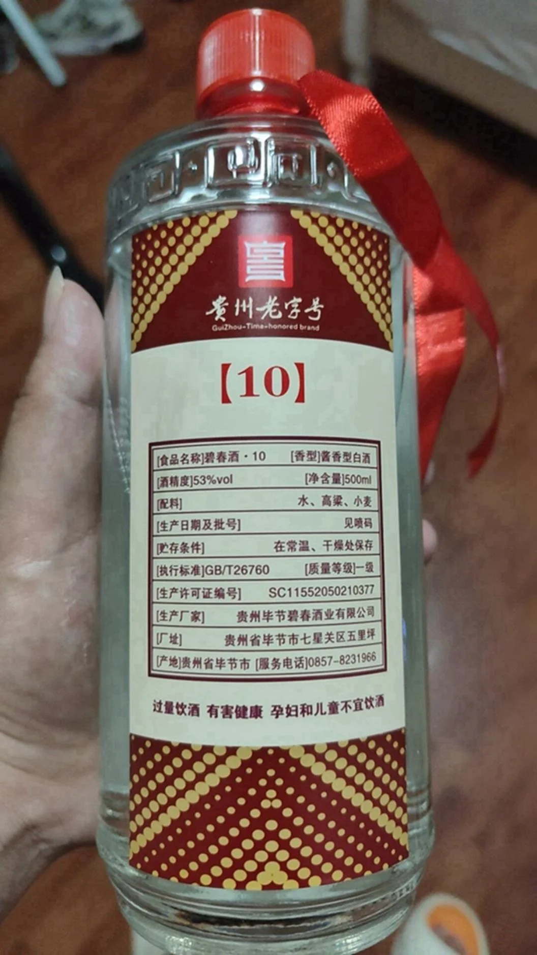 液态法白酒在陶坛和玻璃坛中窖藏的实景图，展示了专业的储存环境_1