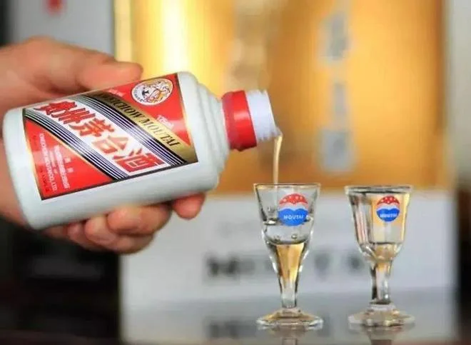 对比展示白酒储存的两种方式：正立的陶瓷瓶和倒立的玻璃瓶_1