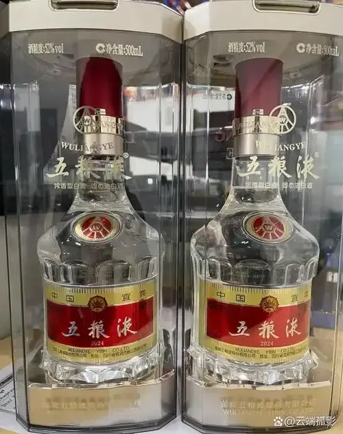 资深酿酒师视角下，用于评估收藏价值的白酒静物展示，包括经典名酒、酒标和酿酒笔记，突出时光沉淀与专业甄选。_1