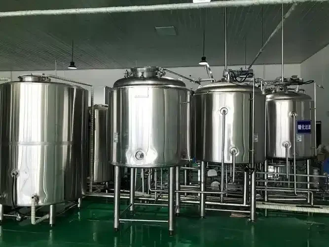 酿酒师在小型精酿啤酒坊中检查不锈钢精酿啤酒设备_1