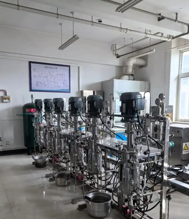 中型白酒生产车间内景，展示不锈钢蒸馏设备和发酵罐，酿酒师正在工作_1