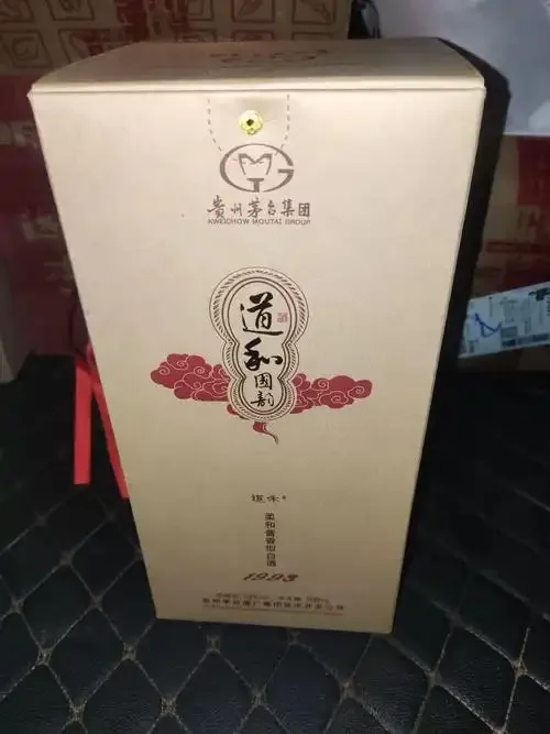 温州老师傅在酿酒作坊中检查高粱发酵情况，展现传统酿酒工艺的专业细节。_1