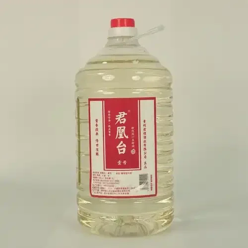 酿酒老师傅在传统作坊品鉴纯粮散酒，背景有木甑和高粱_1