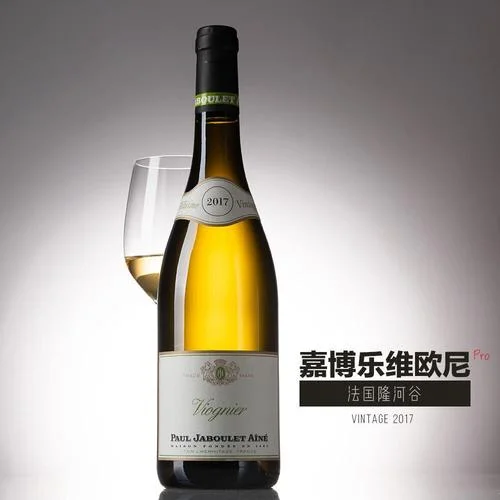 晨雾中挂满露珠的金黄色维欧尼葡萄，背景是宁静的葡萄园和酒庄_1