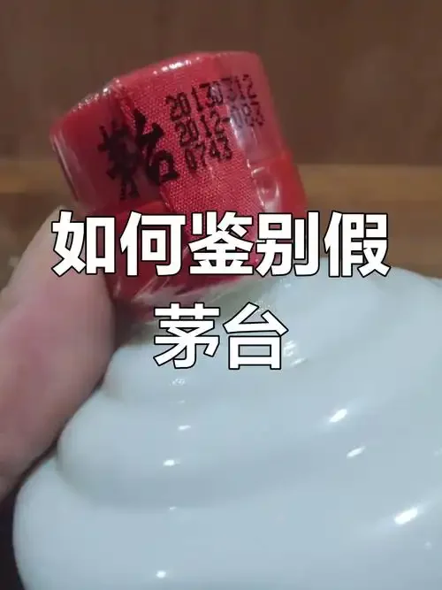 白酒真假辨别实操图：左侧为酒花细密的真粮食酒，中间为空杯留香演示，右侧为手心搓揉闻香步骤，整体氛围专业、传统。_1