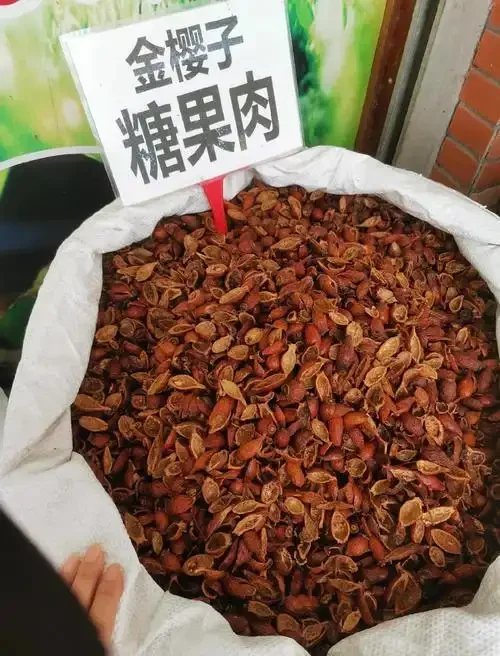 当归金樱子泡酒材料与成品展示：玻璃罐中琥珀色酒液浸泡着红色金樱子和当归片，旁边散落着未浸泡的原材料。_1