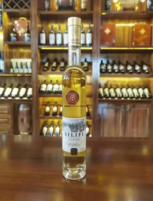 墨西哥瓦哈卡传统Mezcal酿造场景：酿酒师正将烟熏过的龙舌兰心放入陶罐蒸馏器，背景可见地坑烤箱和龙舌兰田，画面充满烟火气与手工感。_1