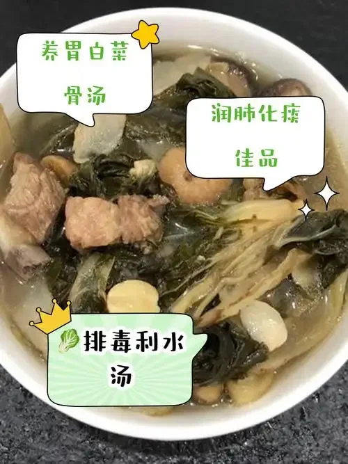 一锅正在炖煮的奶白色骨头汤，旁边料酒瓶倾斜，料酒正滴入汤中。_1