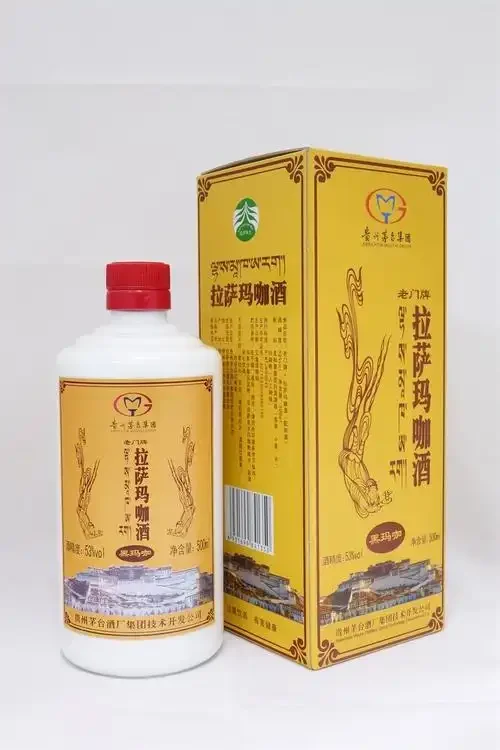 家庭自制玛咖酒泡制过程展示：玻璃罐中琥珀色酒液浸泡着玛咖干片，旁边配有原料和手写比例说明。_1
