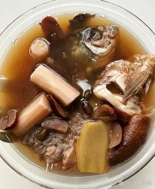 南楼山酿酒师示范章鱼酒泡制过程,透明酒罐中章鱼与酒液清晰可见_1