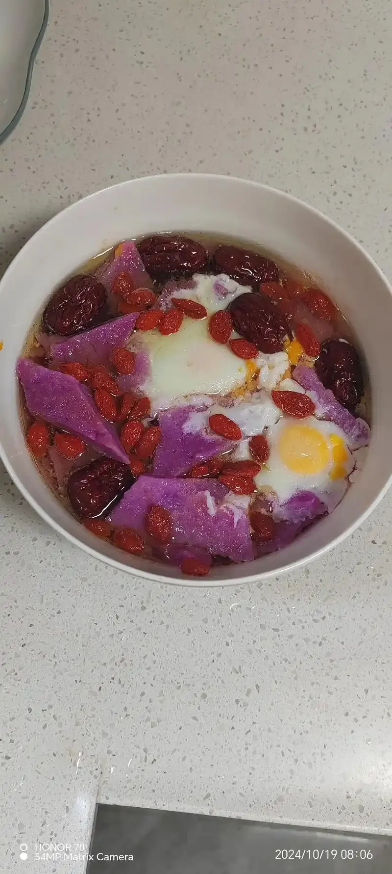 传统红薯酿酒原料展示：土陶酒坛和新鲜红薯_1