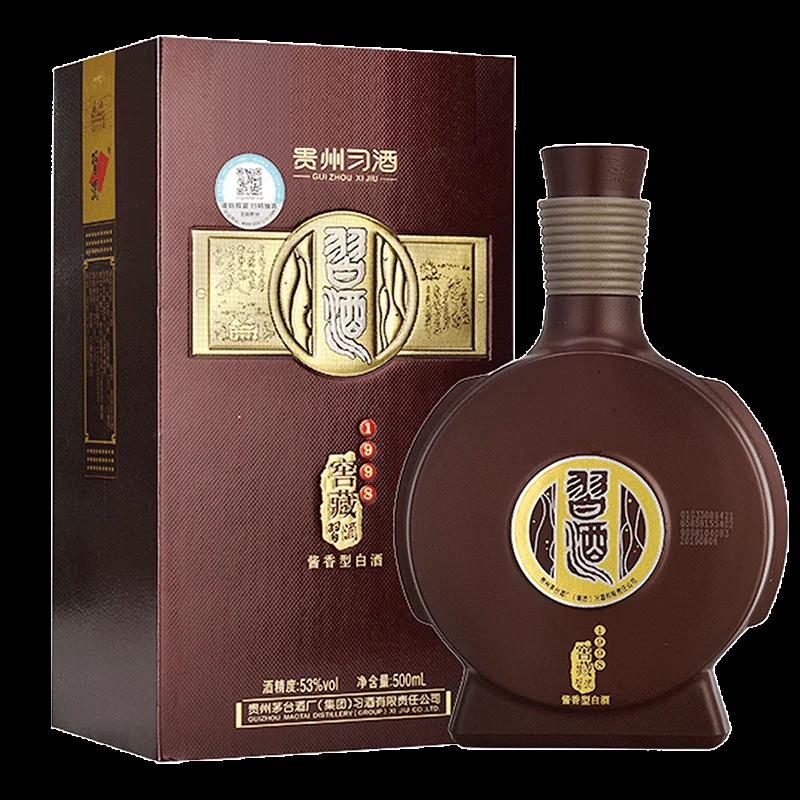 酱香型白酒窖藏场景：半地下酒窖中，陶坛静静陈放，光线柔和，氛围静谧_1