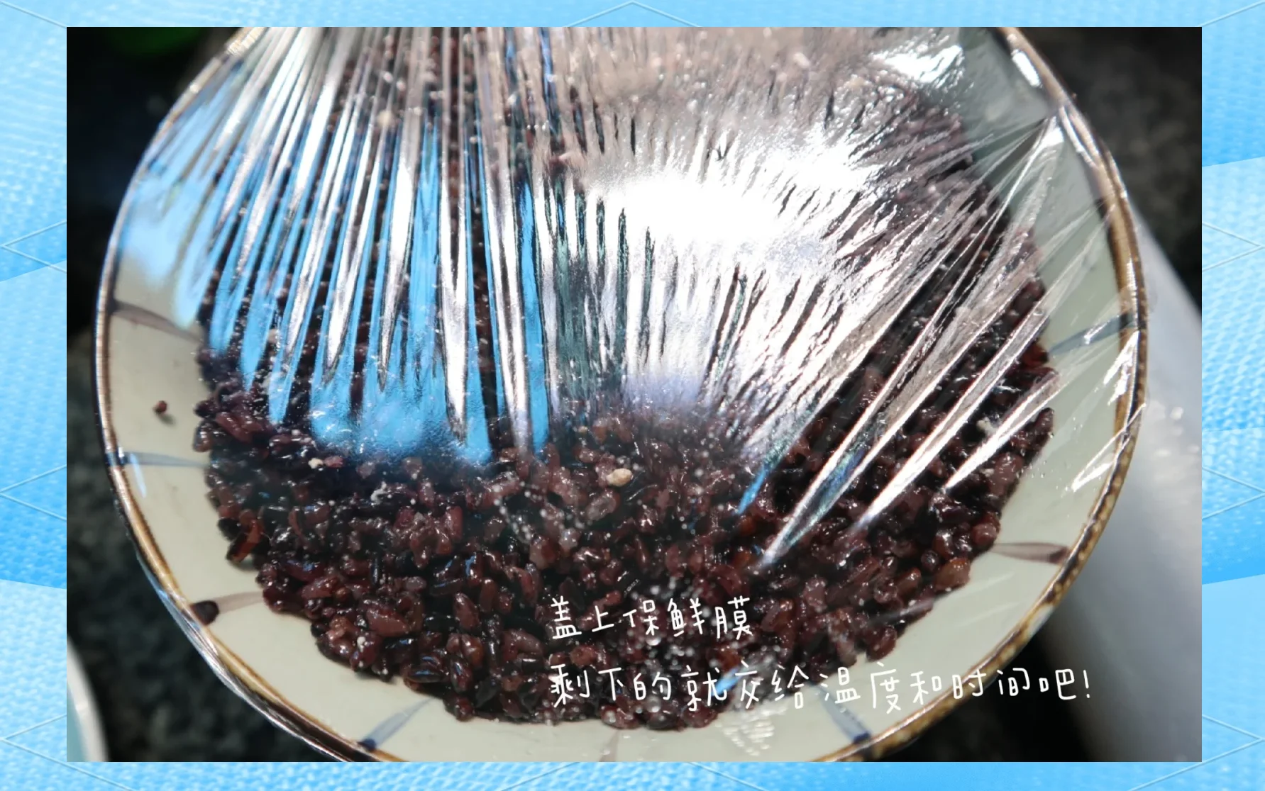 一罐刚酿好的血糯米酒特写，深紫色的米粒在琥珀色的酒液中清晰可见，旁边放着陶瓷小杯，展现出传统酿造的真实感。_1