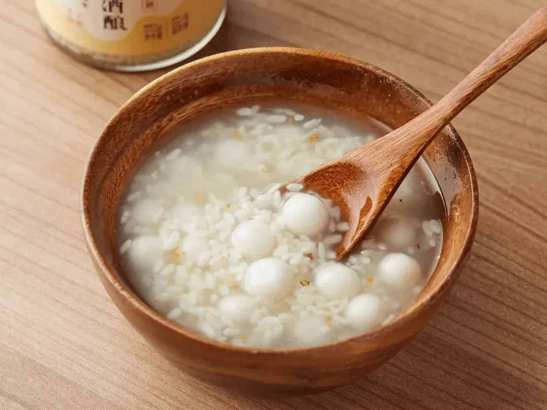 多种酿酒原料展示，包括谷物、水果、花卉和根茎，旁边是成品酒液_1