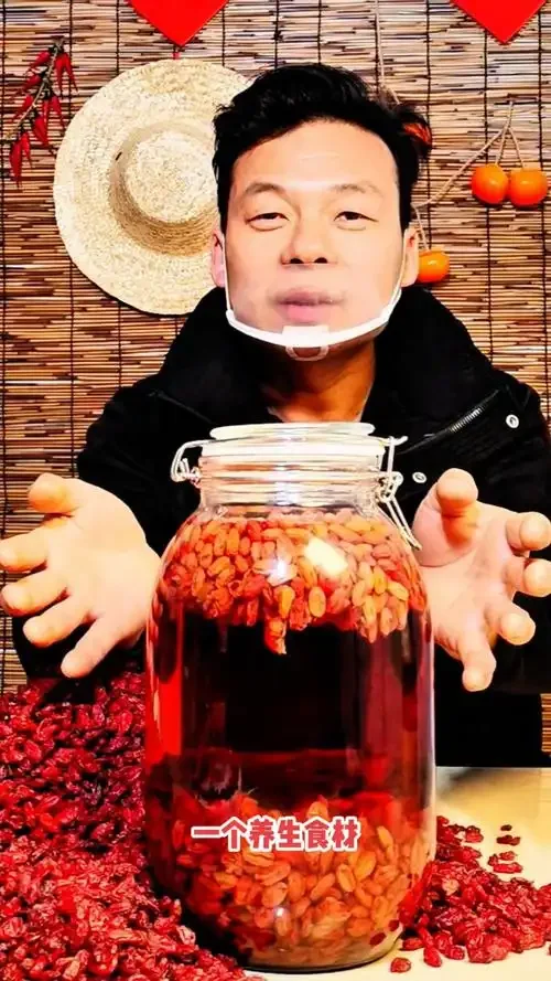 自制山茱萸养生酒特写：透明酒坛中装满金黄色酒液和红色果粒_1