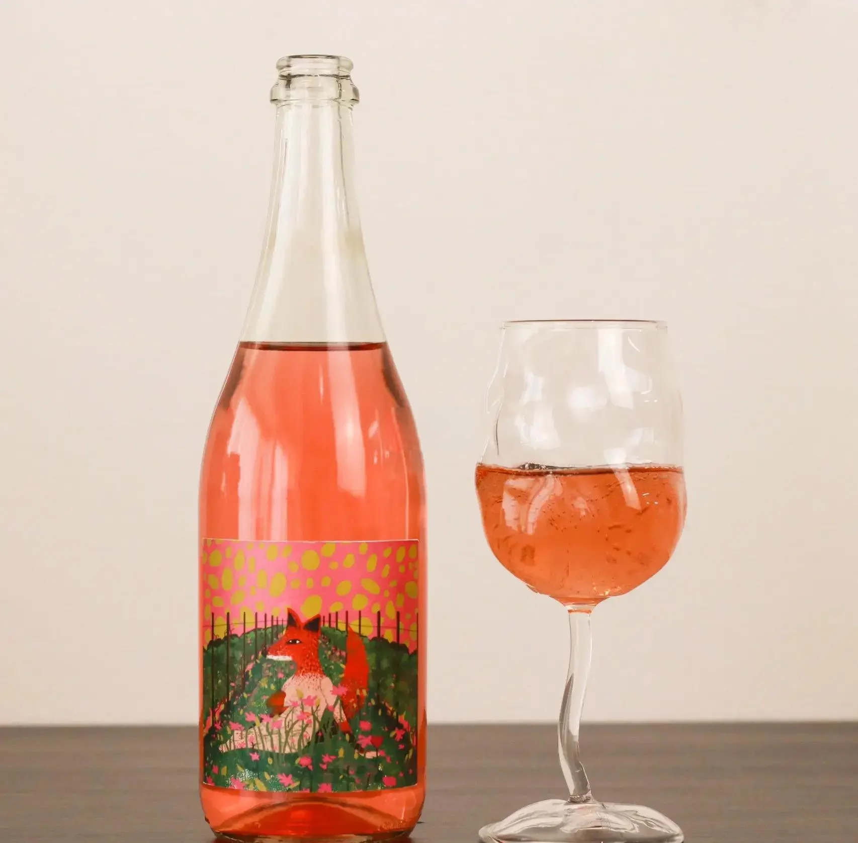 红桃开泡酒制作过程展示：透明玻璃瓶中红桃开与冰糖在基酒中浸泡_1