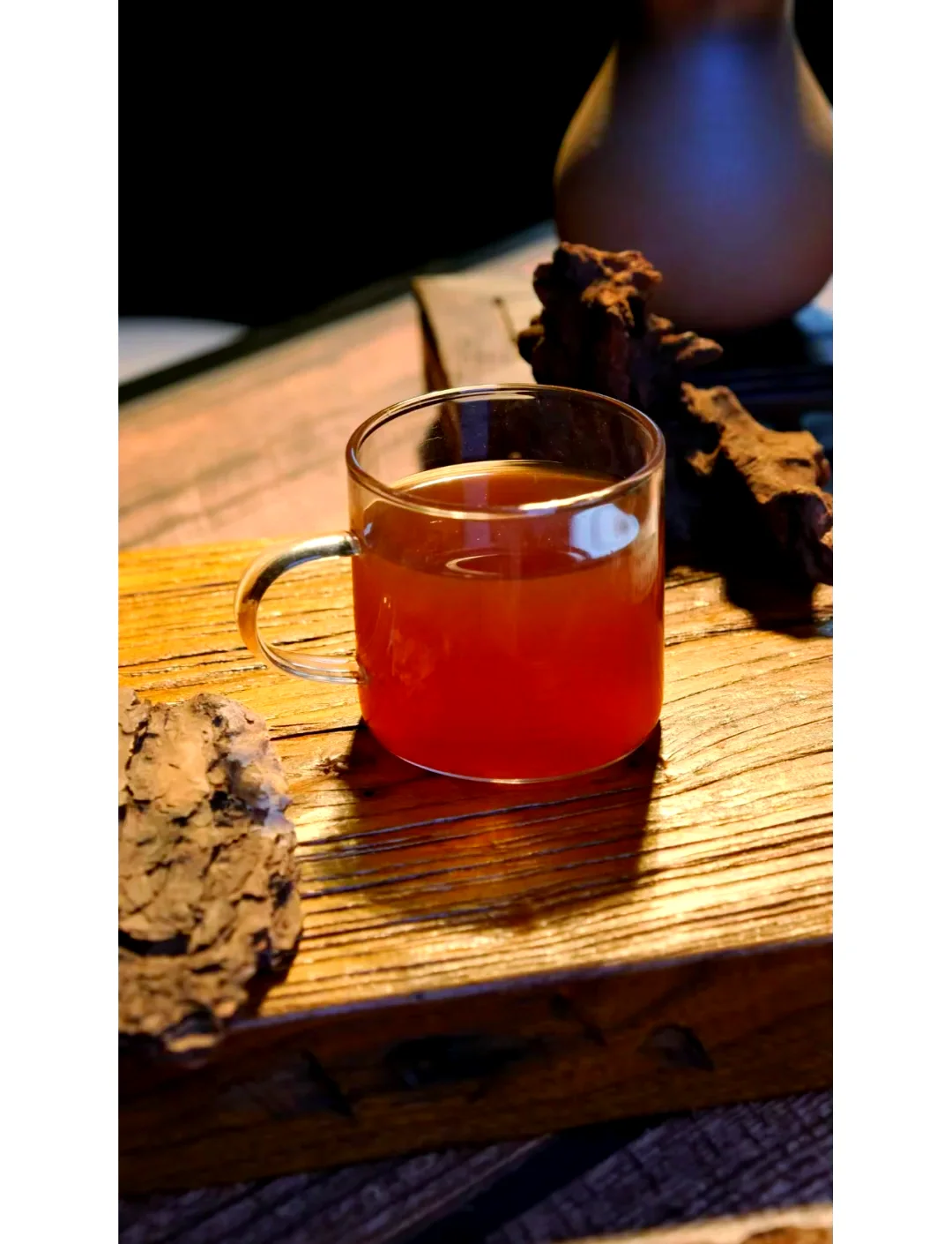 传统陶坛中正在浸泡的肉苁蓉酒，酒液透亮，苁蓉切片清晰可见，展示了正确的泡酒状态。_1