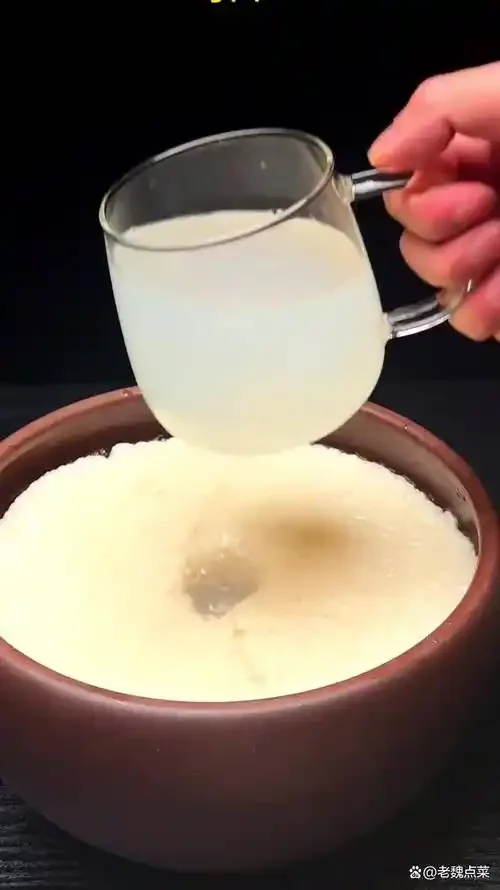 家庭自酿黍米酒发酵过程特写，陶缸内黍米正在发酵_1