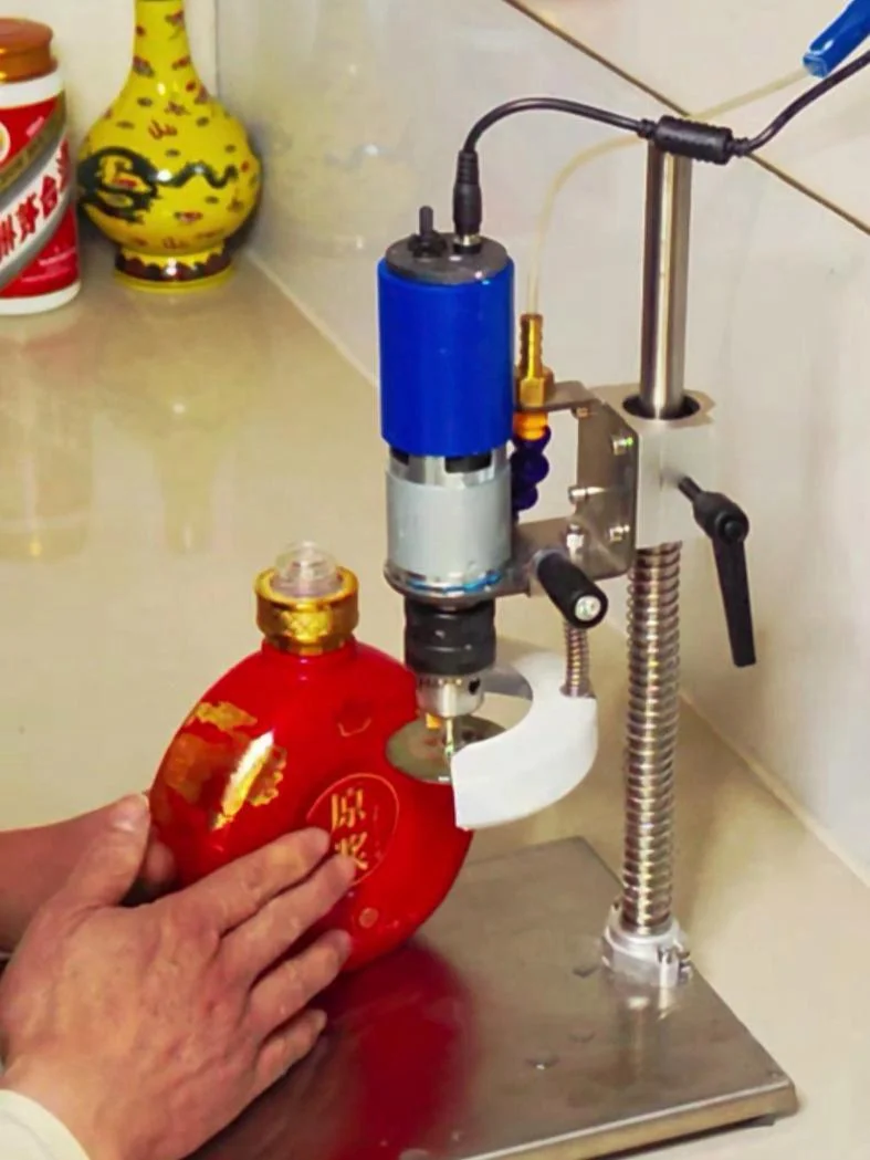 一套自制的不锈钢家庭酿酒蒸馏设备，包括蒸馏釜、冷凝管和接酒瓶，正在安静地工作。_1