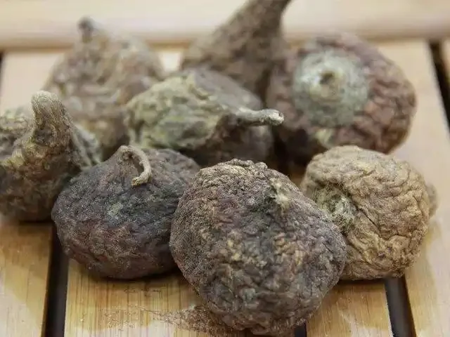 三个透明玻璃罐展示不同颜色的玛卡泡酒对比：淡琥珀色、深琥珀色和浑浊色，用于说明品质差异_1