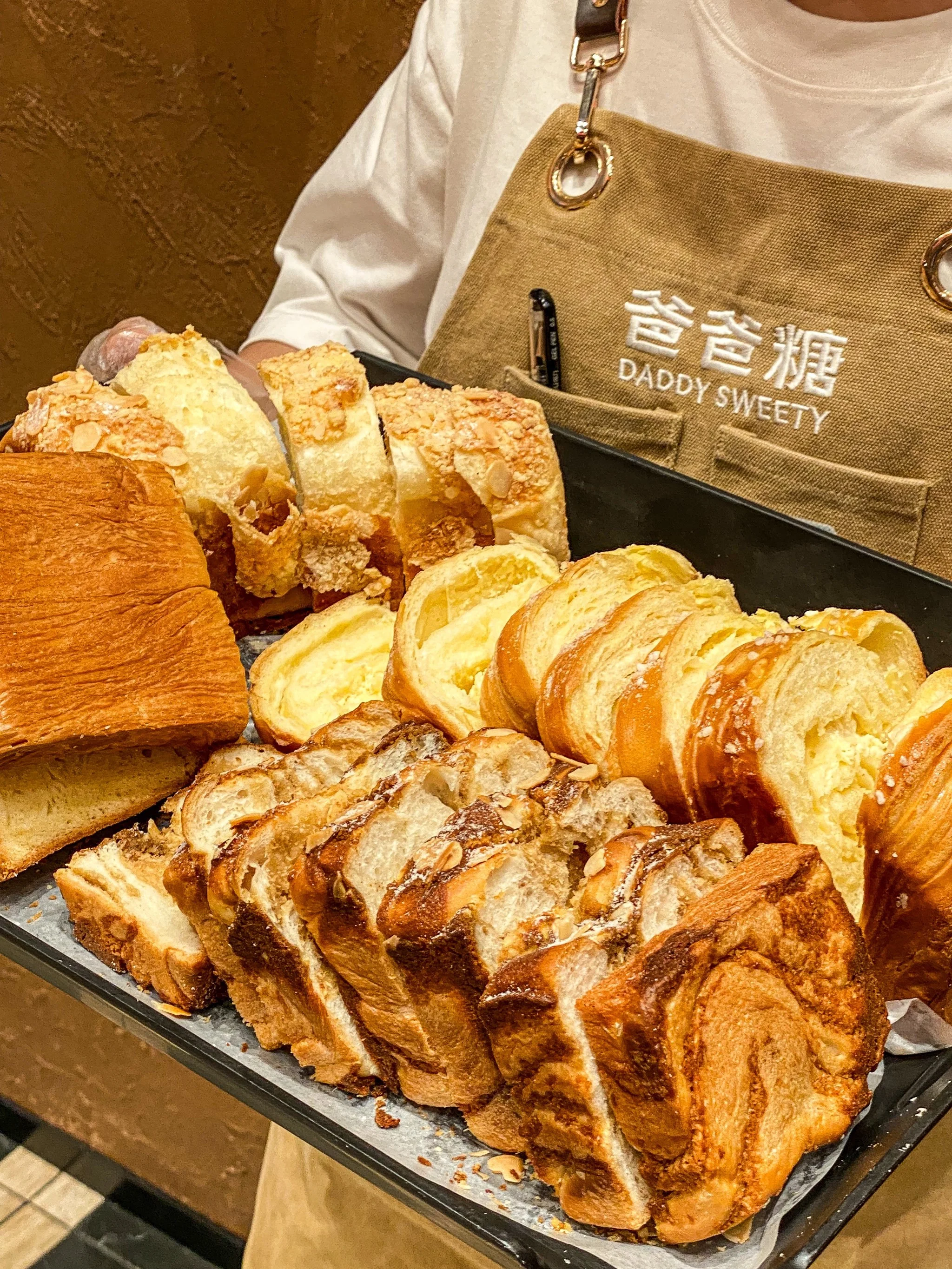 使用多焙多乐甜酒曲酿造的甜米酒正在玻璃罐中发酵的特写照片_1