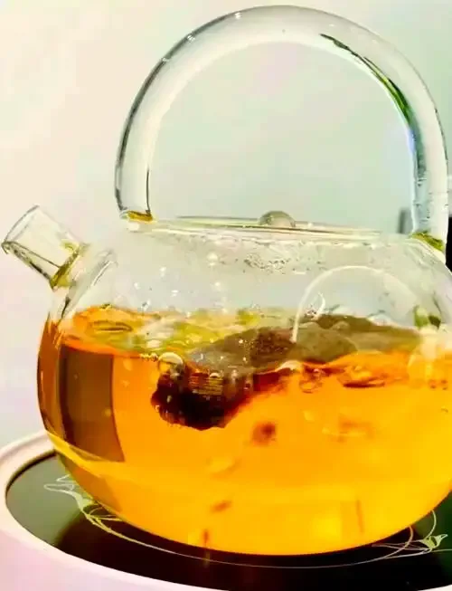 陈皮泡酒成品展示：透明酒坛中琥珀色酒液与金黄色陈皮相映成趣，体现传统酿造工艺。_1