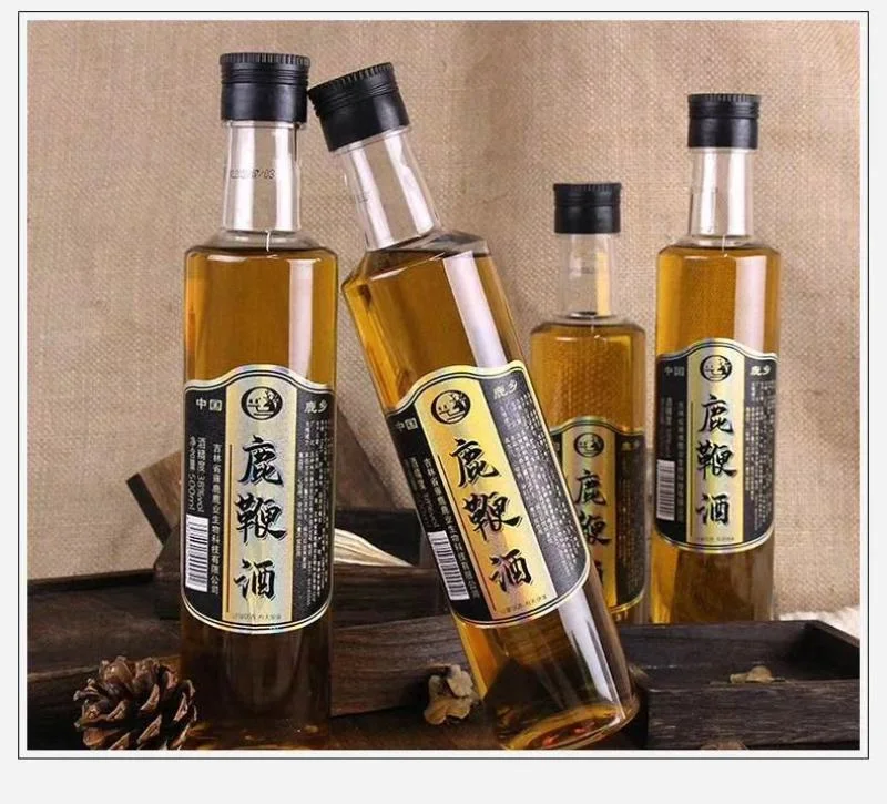 专业酿酒师工作台上，一个装有鹿鞭、人参等药材的透明玻璃泡酒坛，酒液呈琥珀色，旁边有酿酒笔记。_1
