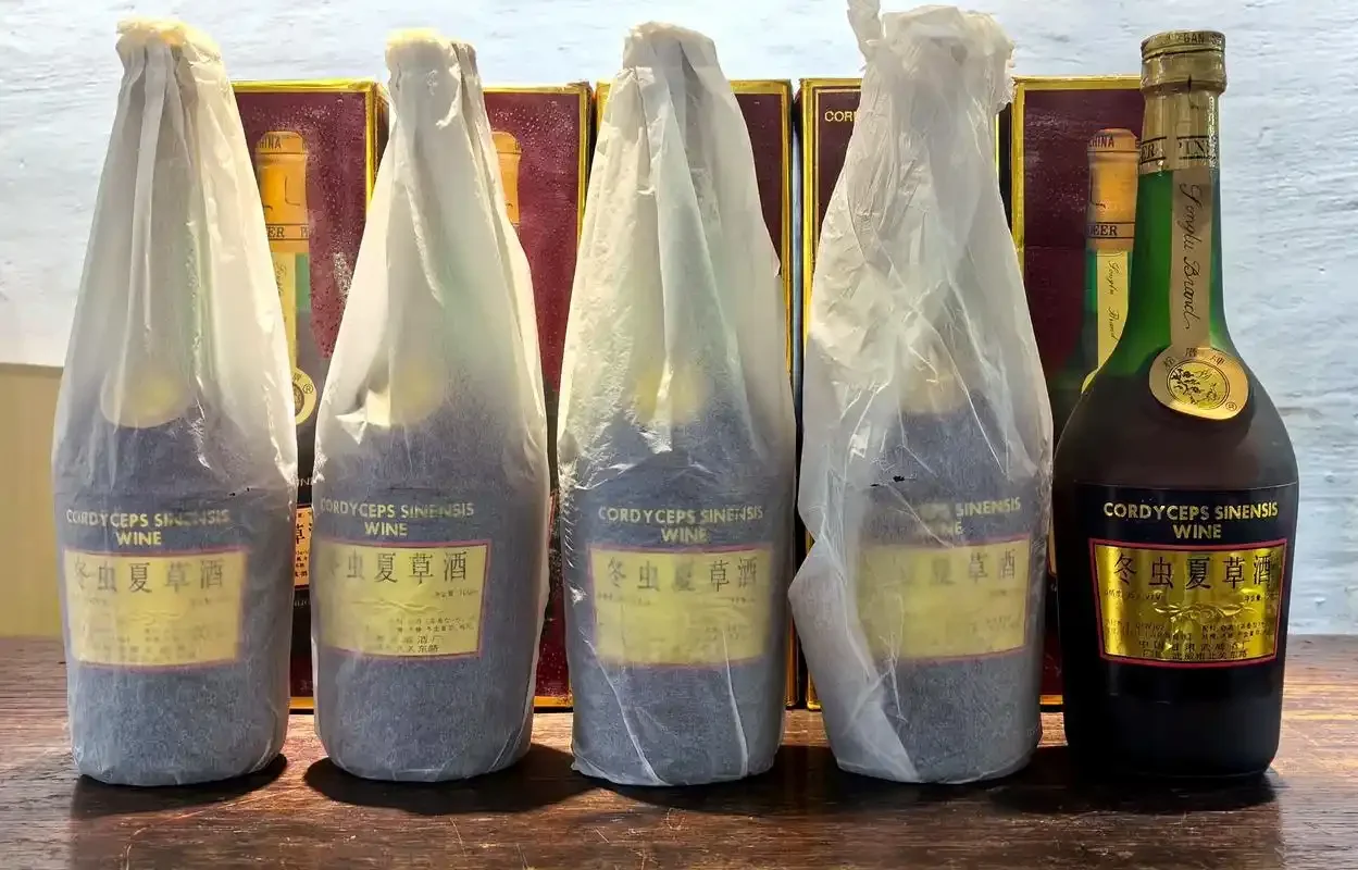 家庭泡制虫草酒：玻璃酒坛、虫草、小秤和纯粮白酒的静物组合，展示虫草与白酒的配比关系。_1