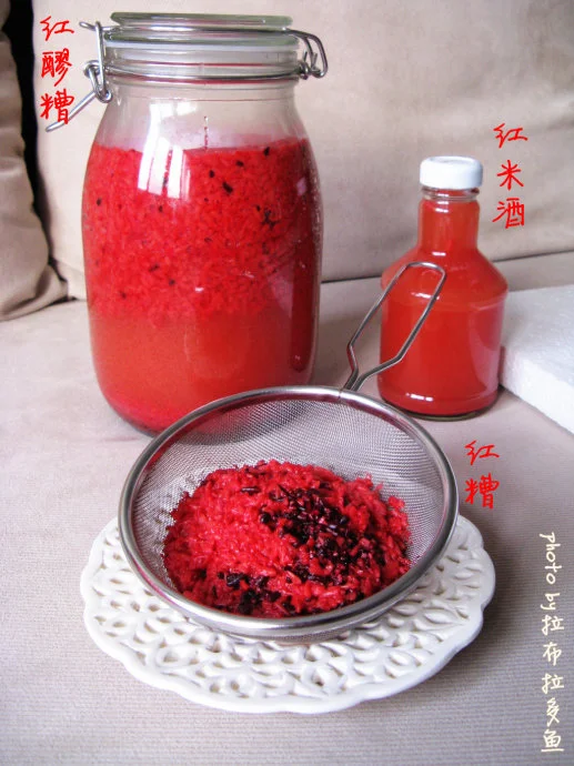 正常米酒与变红米酒的对比图，展示颜色和状态的差异_1