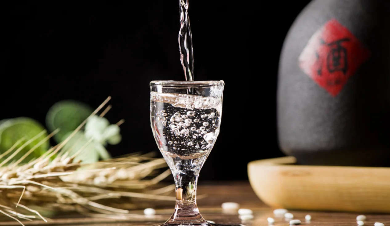 资深酿酒师品鉴不同纯粮食酒的场景，通过观察酒花和挂杯来判断酒质_1