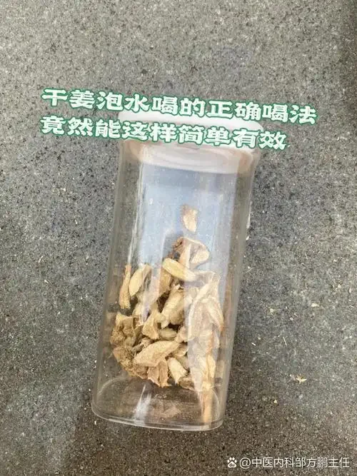 家庭自酿野山姜泡酒展示：玻璃罐中金黄的酒液浸泡着野山姜与枸杞_1