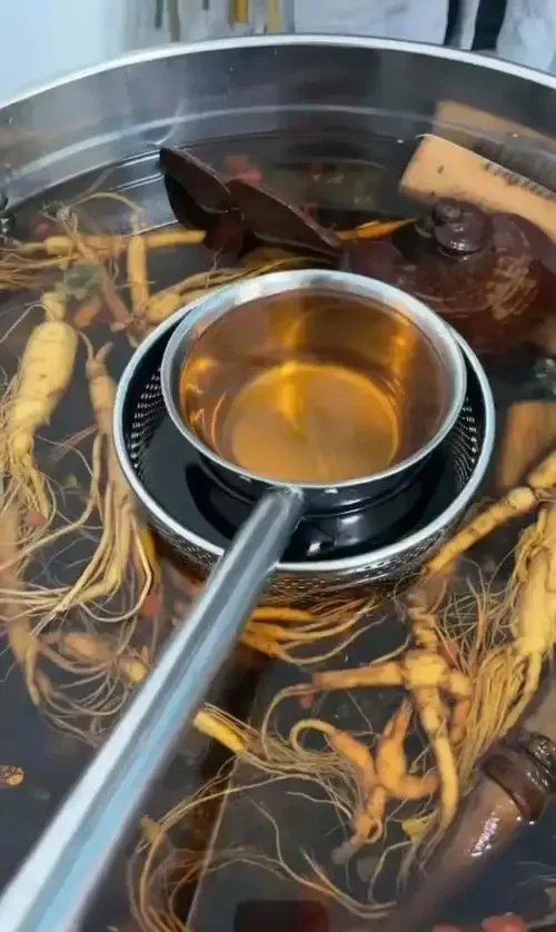 透明玻璃罐中正在浸泡的人参灵芝枸杞酒，旁边散落着未使用的药材，呈现家庭自制养生酒的真实场景。_1
