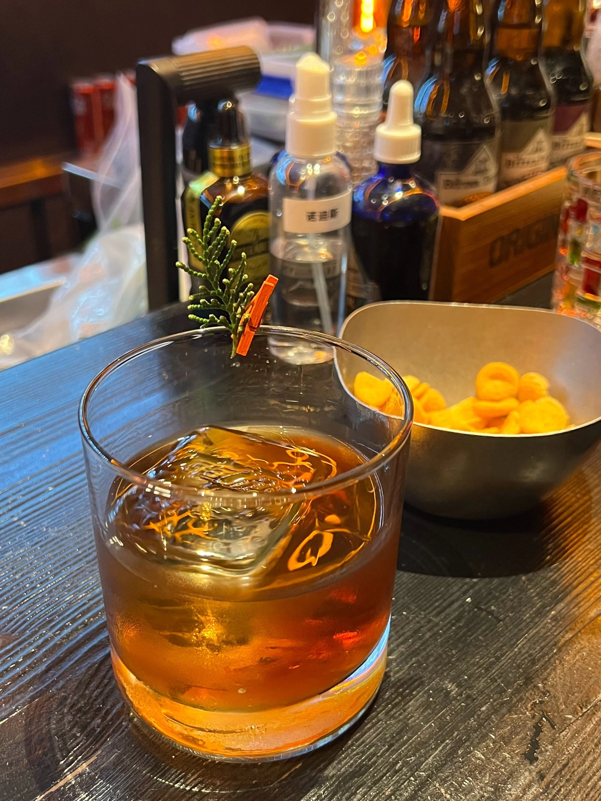 专业酿酒师正在操作沉香泡酒的正确步骤：精准称量沉香碎料并置入玻璃酒坛_1