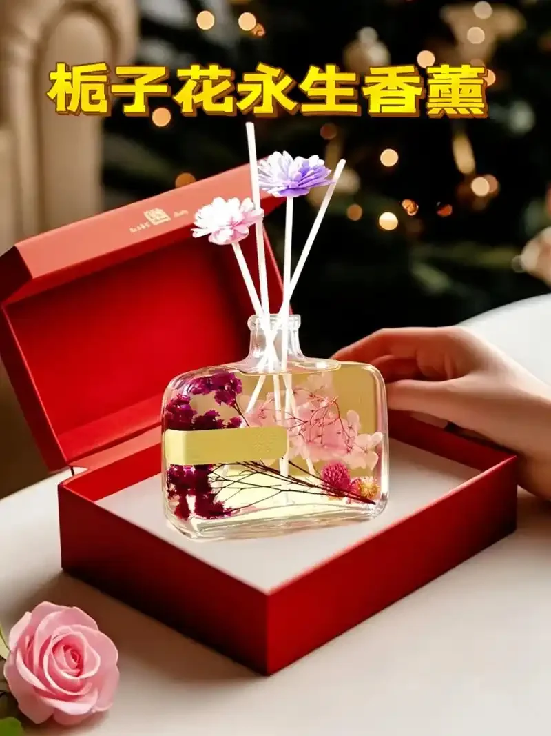 正在浸泡中的栀子花酒，金黄酒液与白色花瓣在玻璃瓶中清晰可见，展现家庭酿造的纯净美感。_1